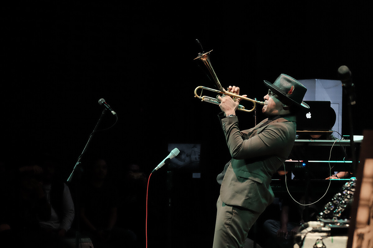 Penampilan Spektakuler Jordy Waelauruw di Titik Terakhir Intimate Tour &quot;3 Cerita 1 Ruang&quot;